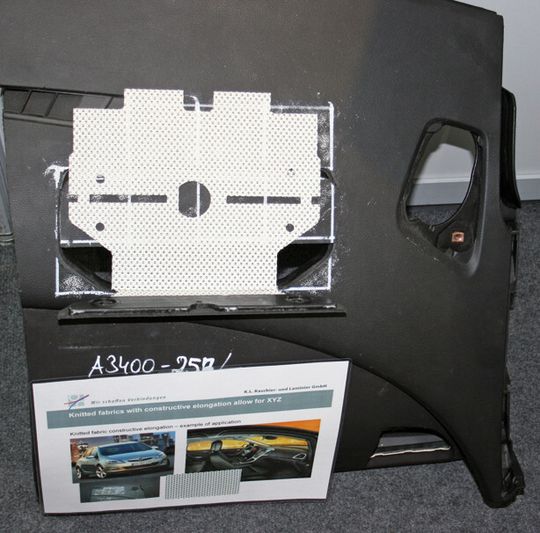 Textiles Airbag-Scharnier, wie es beispielsweise in Beifahrer-, Tür- und Seitenairbags verbaut wird. Textiles Airbag-Scharnier, wie es beispielsweise in Beifahrer-, Tür- und Seitenairbags verbaut wird.