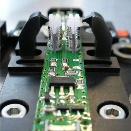 Gut zu erkennen: Die spiralförmigen Formgedächtnisdrähte sitzen als Aktorelemente direkt auf der Steuerplatine. Gut zu erkennen: Die spiralförmigen Formgedächtnisdrähte sitzen als Aktorelemente direkt auf der Steuerplatine.