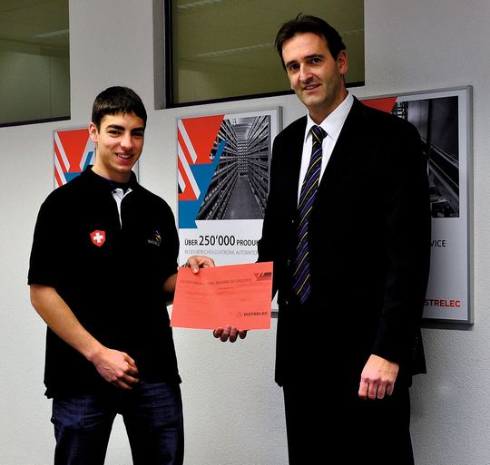 Basil Brunner (à gauche sur la photo), vice-champion du monde en catégorie «Elecronique industrielle» au mondial des Métiers 2011 à Londres, reçoit son chèque de 500 fr. Basil Brunner (à gauche sur la photo), vice-champion du monde en catégorie «Elecronique industrielle» au mondial des Métiers 2011 à Londres, reçoit son chèque de 500 fr.