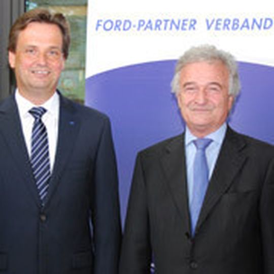 Wollen Ford gemeinsam nach vorne bringen: Wolfgang Booms, Geschäftsführer Marketing und Vertrieb der Kölner Ford-Werke (li.) und Volker Reichstein, Präsident des Ford-Partnerverbands. Wollen Ford gemeinsam nach vorne bringen: Wolfgang Booms, Geschäftsführer Marketing und Vertrieb der Kölner Ford-Werke (li.) und Volker Reichstein, Präsident des Ford-Partnerverbands.