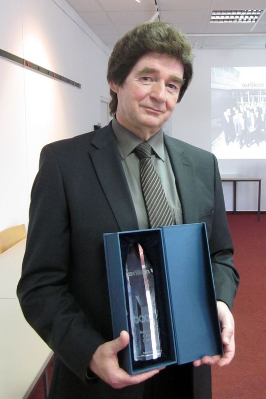 Albert Wasmeier, geschäftsführender Gesellschafter von RAFI, mit dem „Value Added Engineering Partnership Award“ von Oerlikon. Albert Wasmeier, geschäftsführender Gesellschafter von RAFI, mit dem „Value Added Engineering Partnership Award“ von Oerlikon.
