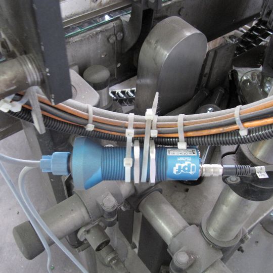 Der Einsatz der Lichtleiterversion des Sensors erlaubt ein Arbeiten im Ex-Bereich. Die kompakte Bauform erleichtert die Installation der Geräte. Der Einsatz der Lichtleiterversion des Sensors erlaubt ein Arbeiten im Ex-Bereich. Die kompakte Bauform erleichtert die Installation der Geräte.