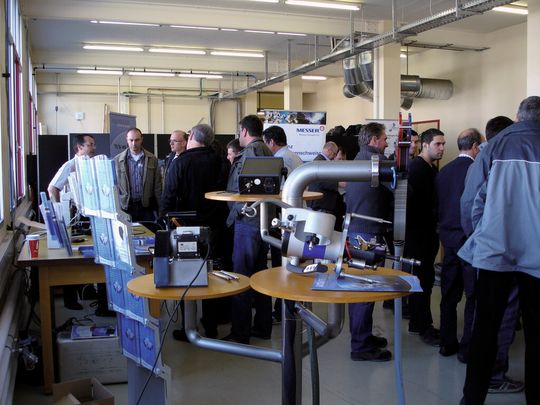 Am Polysoude-Symposium konnten sich die Teilnehmer an mehreren Stationen in verschiedenen Themen und Aspekten weiterbilden. Am Polysoude-Symposium konnten sich die Teilnehmer an mehreren Stationen in verschiedenen Themen und Aspekten weiterbilden.
