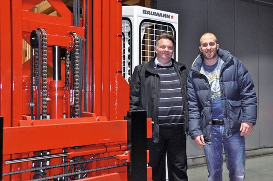 Gerhard Steiner, Geschäftsführer der Eisenring Lyss AG (links), und Simon Gerber, Lagerchef bei der Anliker AG in Ittigen, freuen sich über den gelungenen Stapler-Transport und die erfolgreiche Zusammenarbeit. Gerhard Steiner, Geschäftsführer der Eisenring Lyss AG (links), und Simon Gerber, Lagerchef bei der Anliker AG in Ittigen, freuen sich über den gelungenen Stapler-Transport und die erfolgreiche Zusammenarbeit.