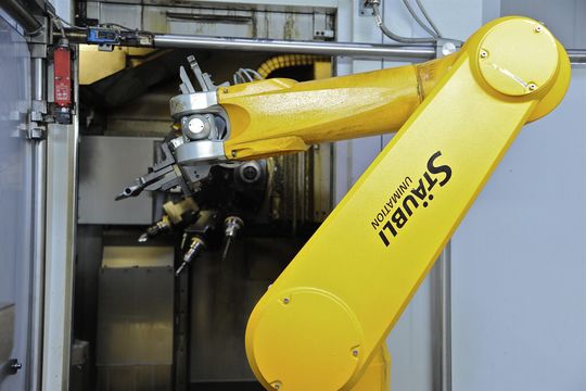 Roboter und Werkzeugmaschinen arbeiten immer enger zusammen, beispielsweise beim Be- und Entladen der Maschinen. Roboter und Werkzeugmaschinen arbeiten immer enger zusammen, beispielsweise beim Be- und Entladen der Maschinen.