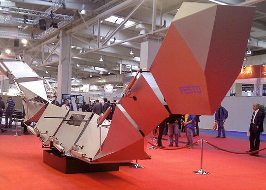 3 t wiegt dieser Drachen, den Festo auf der Hannover-Messe 2012 zeigte. 3 t wiegt dieser Drachen, den Festo auf der Hannover-Messe 2012 zeigte.
