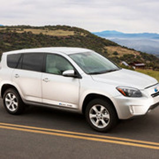 Zukunft in Kleinserie: Noch in diesem Sommer bringt Toyota eine vollelektrische Variante des RAV4 auf den US-amerikanischen Markt. Zukunft in Kleinserie: Noch in diesem Sommer bringt Toyota eine vollelektrische Variante des RAV4 auf den US-amerikanischen Markt.