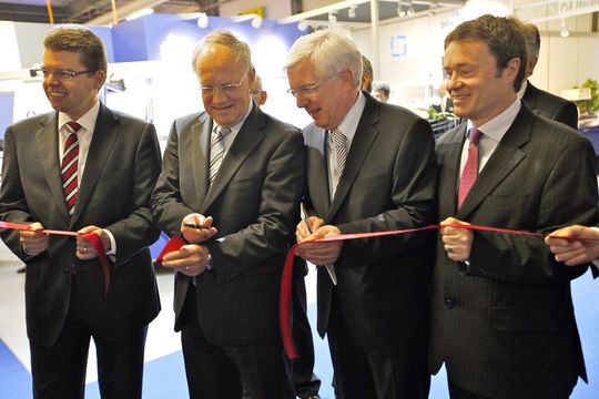 De gauche à droite: Andreas Rickenbacher, Conseiller d’Etat du Canton de Berne en charge de l’économie; Johann Schneider-Ammann, Conseiller fédéral en charge du DFE; Francis Koller, Président de SIAMS SA et Michel Probst, Ministre de l’économie de la République et Canton du Jura, inaugurent SIAMS le salon des moyens de production microtechniques.