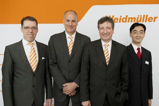 Der Vorstand hält Weidmüller auf Erfolgskurs (von links): Finanzvorstand Harald Vogelsang, Vertriebsvorstand Volpert Briel, Vorstandssprecher Dr. Peter Köhler und Victor Wan, President Greater China. Der Vorstand hält Weidmüller auf Erfolgskurs (von links): Finanzvorstand Harald Vogelsang, Vertriebsvorstand Volpert Briel, Vorstandssprecher Dr. Peter Köhler und Victor Wan, President Greater China.