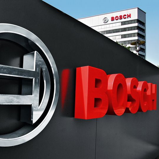 Bosch plant in Rumänien ein Werk für die Fertigung und Entwicklung von elektronischen Steuergeräten für Kraftfahrzeuge. Bislang ist das Unternehmen an drei Standorten in dem Land vertreten. Bosch plant in Rumänien ein Werk für die Fertigung und Entwicklung von elektronischen Steuergeräten für Kraftfahrzeuge. Bislang ist das Unternehmen an drei Standorten in dem Land vertreten.