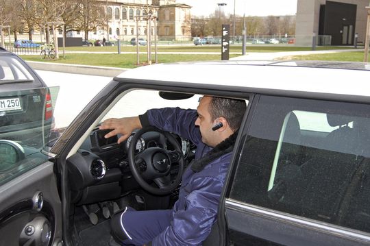 Vor der Uni: Athanasios Arabatjis überprüft die Informationen des Mini und startet dann die Reinigung des Fahrzeugs. Vor der Uni: Athanasios Arabatjis überprüft die Informationen des Mini und startet dann die Reinigung des Fahrzeugs.