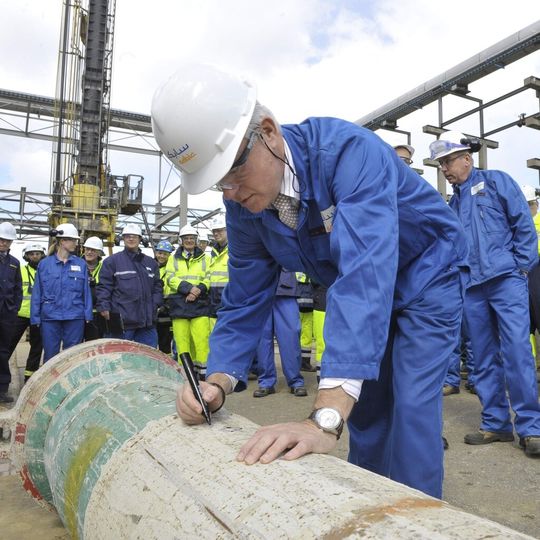 Jacques Slabbers (Director Area Manufacturing Services Europe) signs the first construction pole Jacques Slabbers (Director Area Manufacturing Services Europe) signs the first construction pole