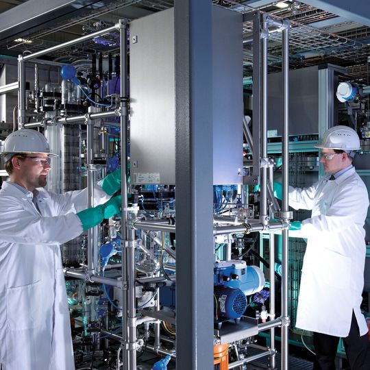 In diesem Container befindet sich eine komplette Produktionsanlage für einen zweistufigen Syntheseprozess. Jedes Bauteil nimmt die gleiche Grundfläche ein. Wie auf einem Schachbrett unterteilt sich der Containerboden dafür in 40 gleich große quadratische Felder von jeweils rund 57 mal 57 Zentimetern. In diesem Container befindet sich eine komplette Produktionsanlage für einen zweistufigen Syntheseprozess. Jedes Bauteil nimmt die gleiche Grundfläche ein. Wie auf einem Schachbrett unterteilt sich der Containerboden dafür in 40 gleich große quadratische Felder von jeweils rund 57 mal 57 Zentimetern.