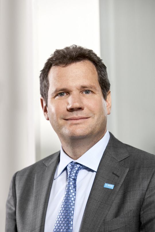 Walter Dissinger, Leiter des BASF-Unternehmensbereichs Nutrition & Health: „Mit der Übernahme bauen wir unsere Position als führender Anbieter von Inhaltsstoffen für die Bereiche Ernährung und Gesundheit weiter aus.“ Walter Dissinger, Leiter des BASF-Unternehmensbereichs Nutrition & Health: „Mit der Übernahme bauen wir unsere Position als führender Anbieter von Inhaltsstoffen für die Bereiche Ernährung und Gesundheit weiter aus.“