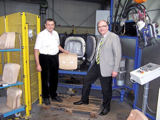 Nach dem Einlegen der einzuschäumenden Sitzplatte aus Sperrholz überprüfen der technische Leiter Elmar Winterhalter bei ABB Jokab Safety (l) und Sysprotex-Geschäftsführer Andreas Strangfeld (r) die Sicherheit der Polyurethan-Verarbeitungsanlage mit zehn Rundtischstationen. Nach dem Einlegen der einzuschäumenden Sitzplatte aus Sperrholz überprüfen der technische Leiter Elmar Winterhalter bei ABB Jokab Safety (l) und Sysprotex-Geschäftsführer Andreas Strangfeld (r) die Sicherheit der Polyurethan-Verarbeitungsanlage mit zehn Rundtischstationen.
