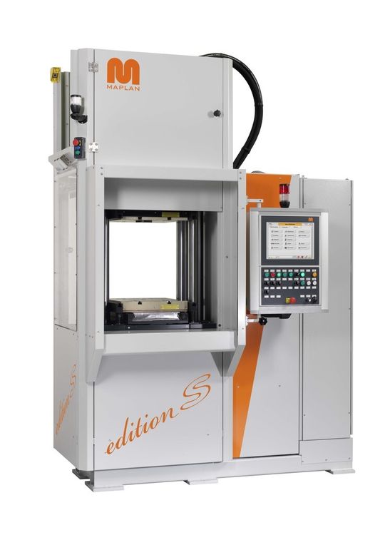 Technisches Highlight ist eine vertikal von oben einspritzende Elastomer-Spritzgießmaschine MTF400/100edition mit einem Cool Drive II-Antrieb.