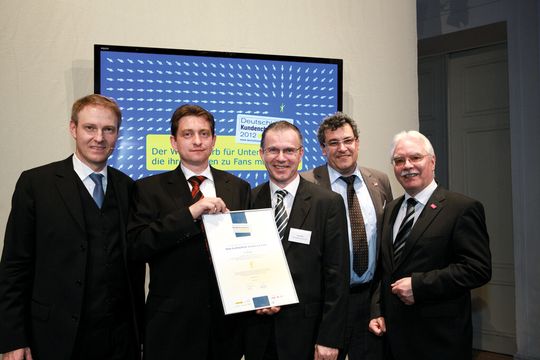 V.l.: Roman Becker (Forum) mit Patrick Menges und Jörg Jahn (beide SEW), Prof. Gregor Daschmann (wissenschaftlicher Beirat) und Dr. Wolfgang Kaerkes (DGQ). V.l.: Roman Becker (Forum) mit Patrick Menges und Jörg Jahn (beide SEW), Prof. Gregor Daschmann (wissenschaftlicher Beirat) und Dr. Wolfgang Kaerkes (DGQ).