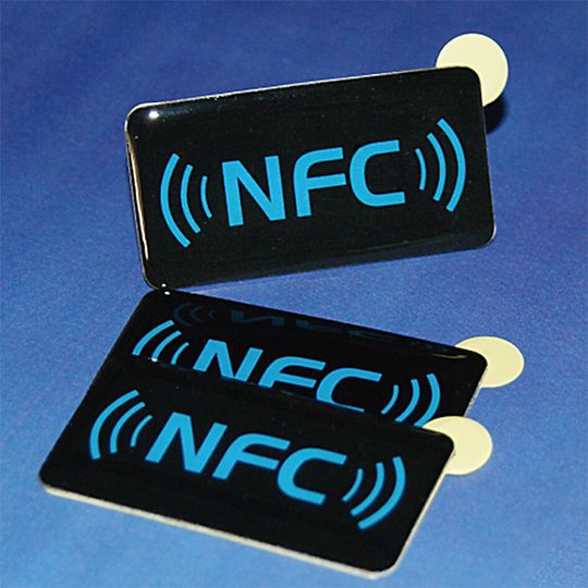 Die NFC Mobile Phone Sticker Familie wurde spezifisch zum Nachrüsten von Mobiltelefonen auf NFC-Dienste entwickelt. Die selbsthaftenden Tags lassen sich auf allen Geräten anbringen. Die NFC Mobile Phone Sticker Familie wurde spezifisch zum Nachrüsten von Mobiltelefonen auf NFC-Dienste entwickelt. Die selbsthaftenden Tags lassen sich auf allen Geräten anbringen.