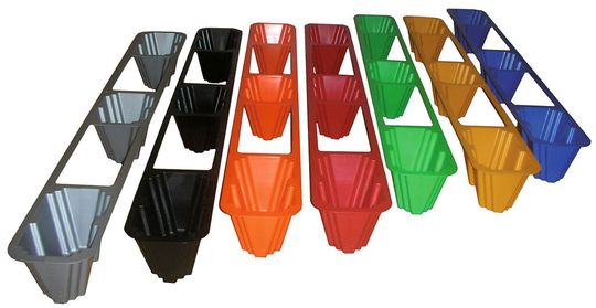 Drei Kunststoffkufen braucht es, um eine Holzpalette zu ersetzen. Die Ladungsträger sind aus recyceltem PP und PE gefertigt und damit wiederverwendtbar. Drei Kunststoffkufen braucht es, um eine Holzpalette zu ersetzen. Die Ladungsträger sind aus recyceltem PP und PE gefertigt und damit wiederverwendtbar.