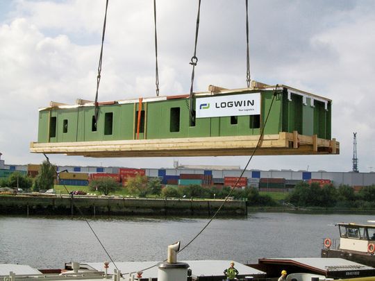 Bild 1: Die Bauteile für eine Presse, die Lkw-Längsträger in Form bringen wird, lieferte Logwin ins indische Chennai. Bild 1: Die Bauteile für eine Presse, die Lkw-Längsträger in Form bringen wird, lieferte Logwin ins indische Chennai.