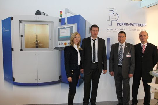 Das Messeteam von Poppe und Potthoff Maschinenbau präsentierte zum erstem Mal den Impulsprüfstand 6000 bar auf der Control 2012 in Stuttgart. Die flexible und präzise Anlage verkürzt Testzeiten und erlaubt realitätsnahe, dynamische Prüfungen über programmierbare Lastkollektive. Das Messeteam von Poppe und Potthoff Maschinenbau präsentierte zum erstem Mal den Impulsprüfstand 6000 bar auf der Control 2012 in Stuttgart. Die flexible und präzise Anlage verkürzt Testzeiten und erlaubt realitätsnahe, dynamische Prüfungen über programmierbare Lastkollektive.