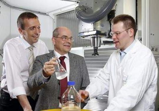 Dr. Peter Eisner, Dr. Michael Menner und Andreas Malberg (v.l.) sind sich einig: „Wasser schmiert wie Öl.“ Dr. Peter Eisner, Dr. Michael Menner und Andreas Malberg (v.l.) sind sich einig: „Wasser schmiert wie Öl.“
