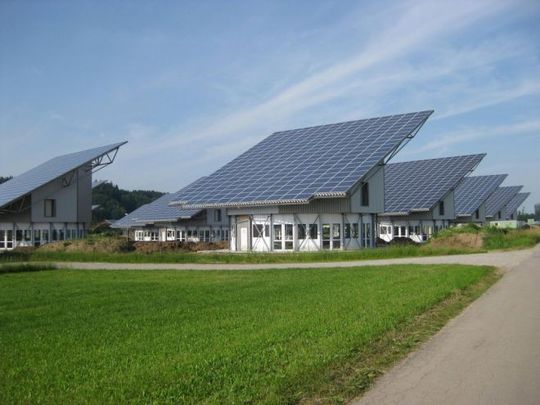 Am Technologiepark Westenheim wurden vier PV-Drehanlagen auf einem Drehkranz mit 12 m Durchmesser und jeweils 300 m² Sonnenkollektoren-Fläche installiert. Am Technologiepark Westenheim wurden vier PV-Drehanlagen auf einem Drehkranz mit 12 m Durchmesser und jeweils 300 m² Sonnenkollektoren-Fläche installiert.