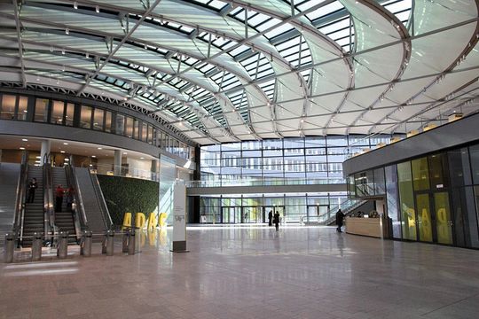 Der moderne Empfangsbereich des neuen ADAC-Gebäudes in München ist mit formschönen Kippschaltern, die die Eingangstüren steuern, ausgestattet. Der moderne Empfangsbereich des neuen ADAC-Gebäudes in München ist mit formschönen Kippschaltern, die die Eingangstüren steuern, ausgestattet.