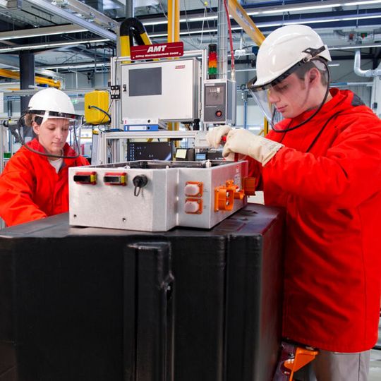 Audi holt sich die Fertigung von Hochvoltbatterien für Elektrofahrzeuge ins Haus.
