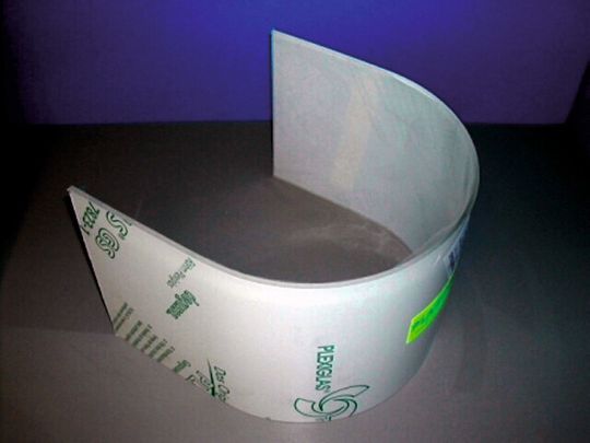 Plastiglas; pièce formée au four. Plastiglas; pièce formée au four.