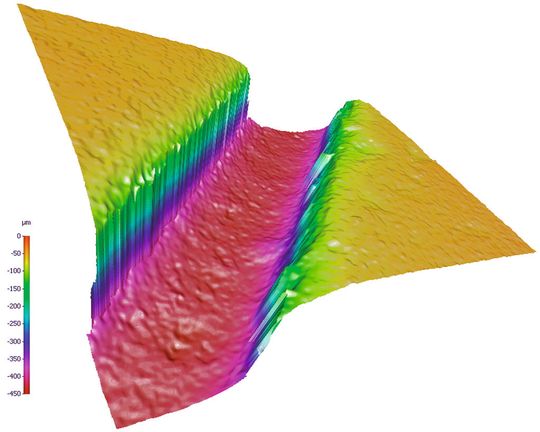 Microcube: Image 3D en pseudo-couleurs réalisée avec InfiniteFocus.