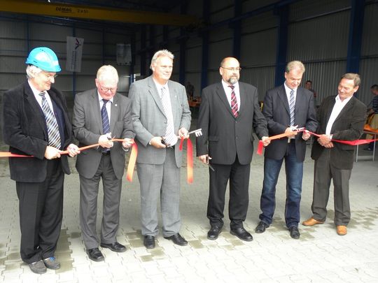 Schlüsselübergabe: Vertreter der Fährhafen Sassnitz GmbH haben kürzlich eine 3000 m² große Lager- und Logistikhalle von Stieblich Hallenbau übernommen. Schlüsselübergabe: Vertreter der Fährhafen Sassnitz GmbH haben kürzlich eine 3000 m² große Lager- und Logistikhalle von Stieblich Hallenbau übernommen.