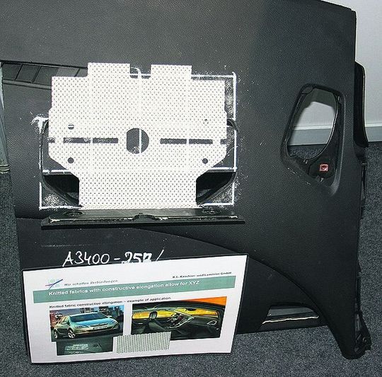 Das textile Airbag-Scharnier ist in Beifahrer-, Tür- und Seitenairbags verbaut.