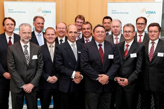 Die Referenten, Workshop-Moderatoren und Teilnehmer der Podiumsdiskussion aus den beteiligten Netzwerken trafen sich erstmalig zum Gedankenaustausch auf der Veranstaltung „Composite Serienfertigung – branchenübergreifend automatisieren". Die Referenten, Workshop-Moderatoren und Teilnehmer der Podiumsdiskussion aus den beteiligten Netzwerken trafen sich erstmalig zum Gedankenaustausch auf der Veranstaltung „Composite Serienfertigung – branchenübergreifend automatisieren".