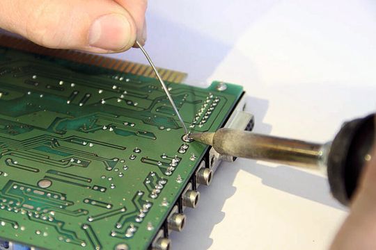 Le SWI propose notamment des cours de brasage électronique. Le SWI propose notamment des cours de brasage électronique.