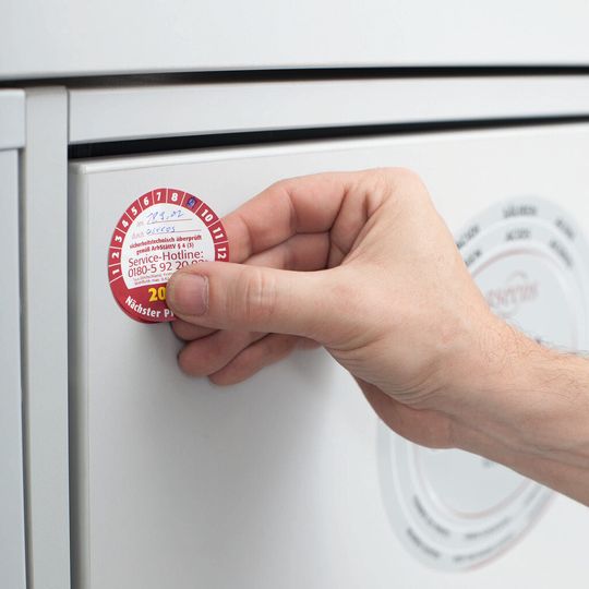 Nach jeder bestandenen Prüfung erhalten Sicherheitsschränke eine Prüfplakette als Nachweis. Nach jeder bestandenen Prüfung erhalten Sicherheitsschränke eine Prüfplakette als Nachweis.