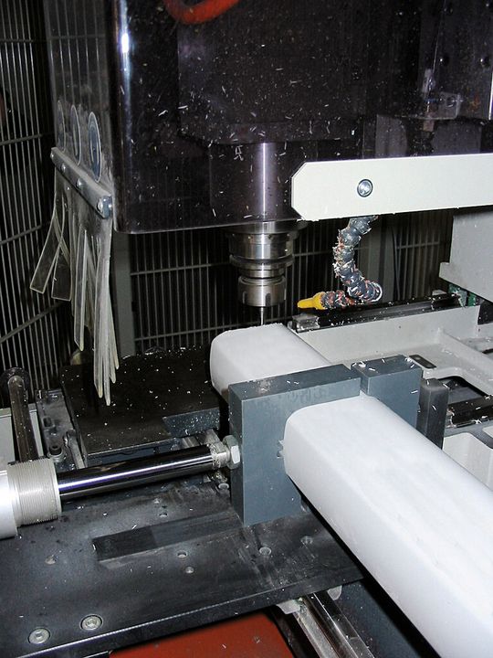 Die schablonenlose Kopierfräse ermöglicht die maßgenaue und effiziente Programmierung individueller Fräsungen für jedes PVC-Profil.