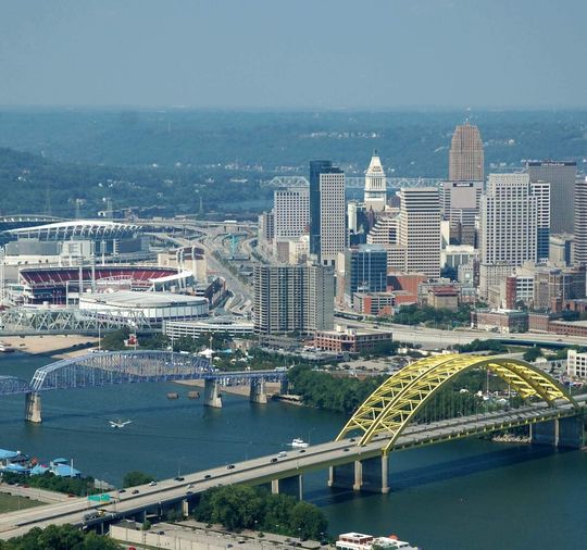 Cincinnati ist das Tor zum industriereichen Mittleren Westen: 300 internationale Unternehmen sind in Cincinnati zu Hause, davon über 90 aus Deutschland. Über 40 % der Einwohner von Cincinnati haben deutsche Wurzeln. Cincinnati ist das Tor zum industriereichen Mittleren Westen: 300 internationale Unternehmen sind in Cincinnati zu Hause, davon über 90 aus Deutschland. Über 40 % der Einwohner von Cincinnati haben deutsche Wurzeln.