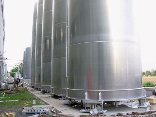 Installation einer Silobatterie mit einzeln auf Wägezellen gelagerten Schürzensilos. Installation einer Silobatterie mit einzeln auf Wägezellen gelagerten Schürzensilos.