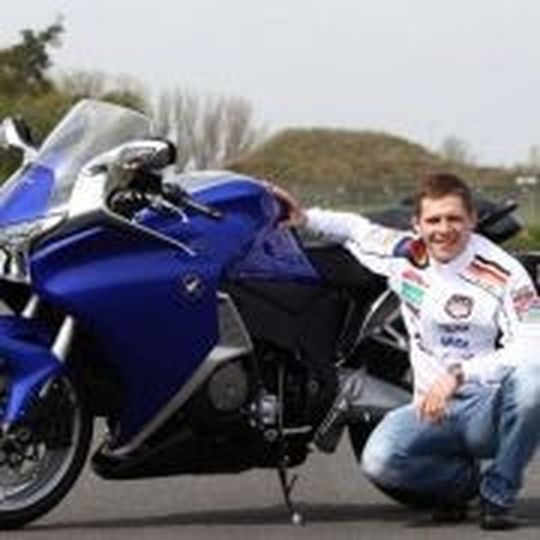 Stephan Bradl fährt in seiner Freizeit den Sporttourer VFR1200F. Stephan Bradl fährt in seiner Freizeit den Sporttourer VFR1200F.