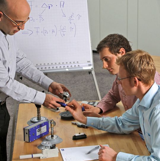 Schmalz bietet in diesem Jahr einen viertägigen Lehrgang mit Abschlusszertifizierung zum „Geprüften Vakuum-Techniker (Schmalz)“ an. Schmalz bietet in diesem Jahr einen viertägigen Lehrgang mit Abschlusszertifizierung zum „Geprüften Vakuum-Techniker (Schmalz)“ an.