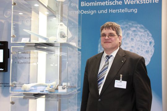 Andreas Burblies, Geschäftsstellenleiter der Fraunhofer-Allianz, zeigt, was mit Simulationen alles erreichbar ist.