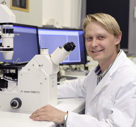 Prof. Dr. Klemens Rottner an einem Forschungsmikroskop in seinem Labor. Prof. Dr. Klemens Rottner an einem Forschungsmikroskop in seinem Labor.