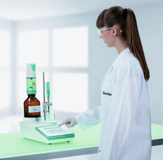 1 Der neue Ti-Touch ist ein Kompakt-Titrator für die Routineanalytik. 1 Der neue Ti-Touch ist ein Kompakt-Titrator für die Routineanalytik.