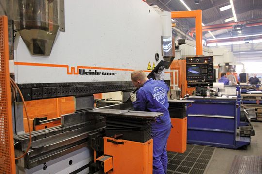 Biegen von kleinen Stückzahlen für eilige Sonderlösungen: dafür nutzt Wirtgen die Gesenkbiegepressen von Weinbrenner. Biegen von kleinen Stückzahlen für eilige Sonderlösungen: dafür nutzt Wirtgen die Gesenkbiegepressen von Weinbrenner.