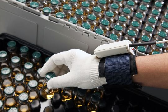 Der RFID-Handschuh ermöglicht die mobile Item-Identifikation beim Kommissionieren oder Montieren. Der RFID-Handschuh ermöglicht die mobile Item-Identifikation beim Kommissionieren oder Montieren.