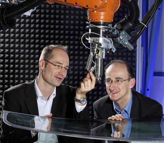 Dr. Jörg Ihde und Dr. Uwe Lommatzsch (vlnr) entwickelten ein neues Beschichtungsverfahren für funktionale Nanoschichten – mit einer Plasmadüse bei Atmosphärendruck.