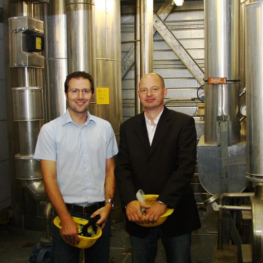 Marcus Weber (links), Produktionsingenieur bei Xentrys, und HTT-Vertriebsleiter Thomas Stieber im Herzen der Polyamid-6-Produktion in Leuna. Marcus Weber (links), Produktionsingenieur bei Xentrys, und HTT-Vertriebsleiter Thomas Stieber im Herzen der Polyamid-6-Produktion in Leuna.