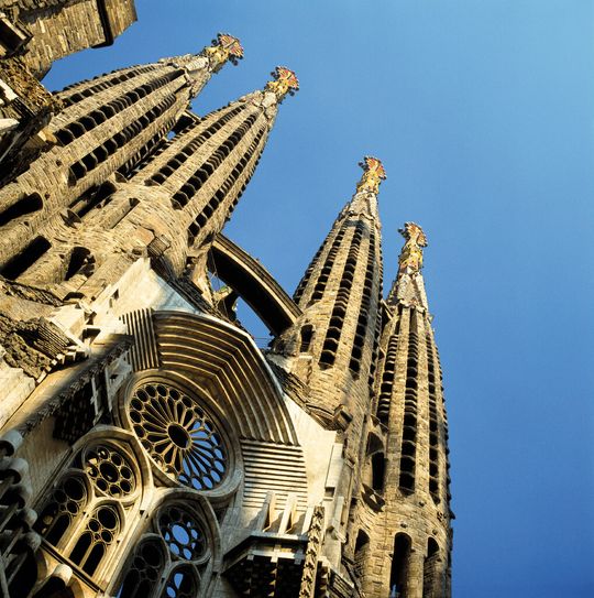 Großes Vorbild: Softwaresysteme lassen sich hinsichtlich ihrer Komplexität mit Gebäuden wie Antoni Gaudís Kirche Sagrada Familia in Barcelona vergleichen. Eine in sich schlüssige Architektur ist deshalb auch im Softwarebereich unerlässlich. Großes Vorbild: Softwaresysteme lassen sich hinsichtlich ihrer Komplexität mit Gebäuden wie Antoni Gaudís Kirche Sagrada Familia in Barcelona vergleichen. Eine in sich schlüssige Architektur ist deshalb auch im Softwarebereich unerlässlich.
