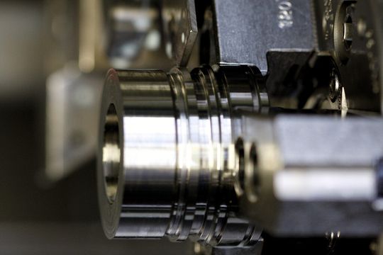 Auf insgesamt sechs unterschiedliche Werkzeughersteller setzt M. Wick für diese eher einfache Sensorbuchse, um aus dem Prozess das Optimum herauszuholen. Selbst für das Abstechen und Nuteinstechen kommen zwei unterschiedliche Hersteller zum Zuge. Auf insgesamt sechs unterschiedliche Werkzeughersteller setzt M. Wick für diese eher einfache Sensorbuchse, um aus dem Prozess das Optimum herauszuholen. Selbst für das Abstechen und Nuteinstechen kommen zwei unterschiedliche Hersteller zum Zuge.